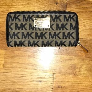 Michael Kors SIGNATURE LOGO ZIP AROUND WALLET